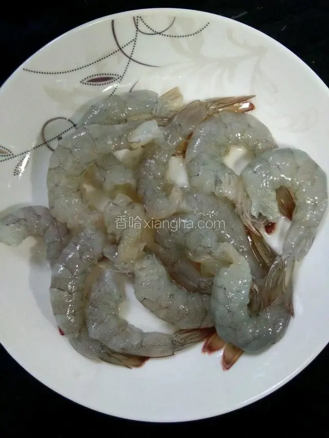 明虾去头，去壳，留尾部一节。
