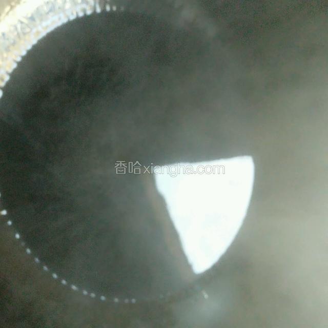 锅中多加一些油，烧至略冒青烟