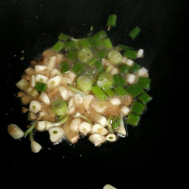 锅中留油爆香葱姜蒜