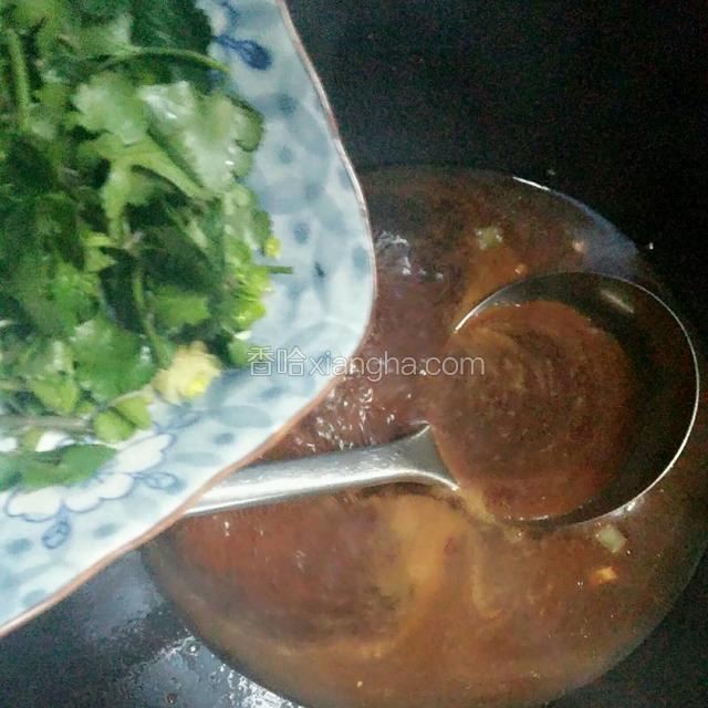 撒上香菜碎