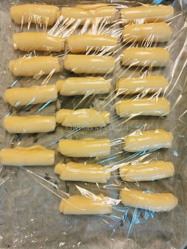 按照这个步骤做好全部盖保鲜膜醒20分钟