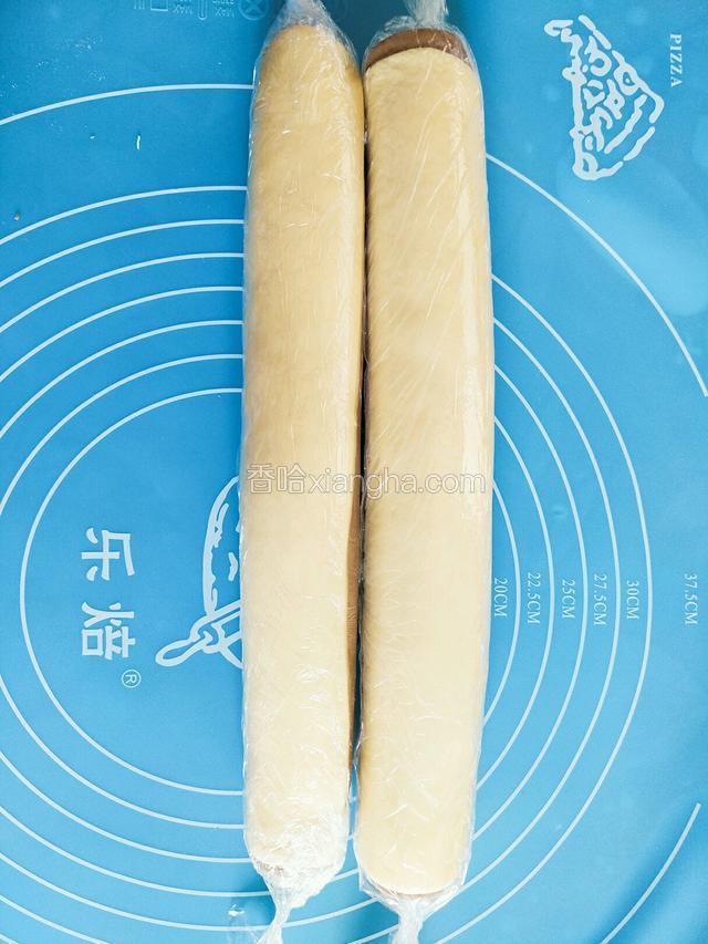 从中间切开分成两份，把面片卷成两份，用保鲜膜包好，放冰箱冷冻1.5个小时，也可以不用分开直接卷成一份放冰箱冷冻