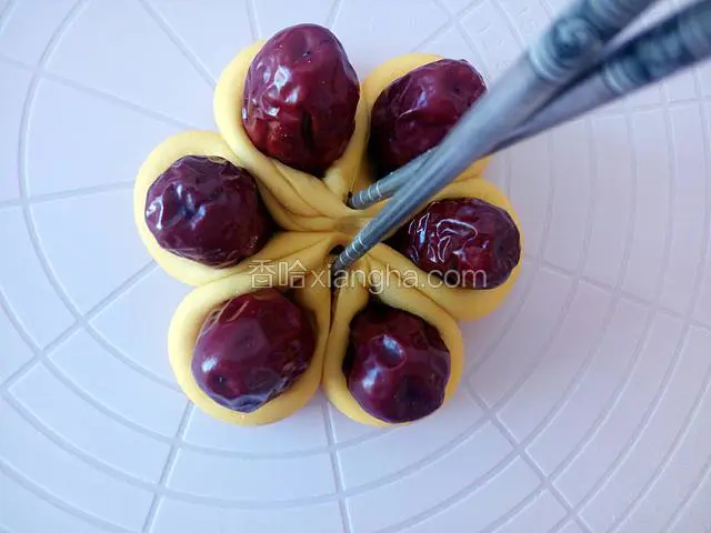 用筷子从中间部位夹紧，这样顶部六瓣花馍也制作完成。