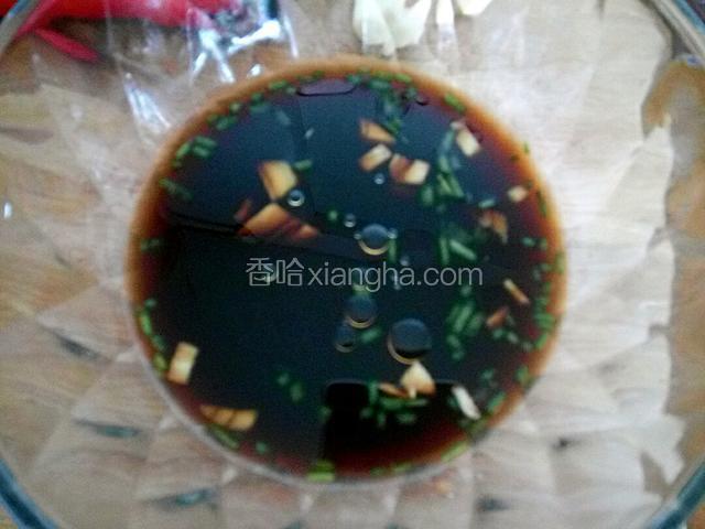 用葱姜末糖醋调汁
