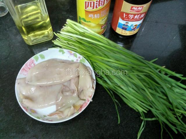 准备材料。
鱿鱼筒去膜洗净。