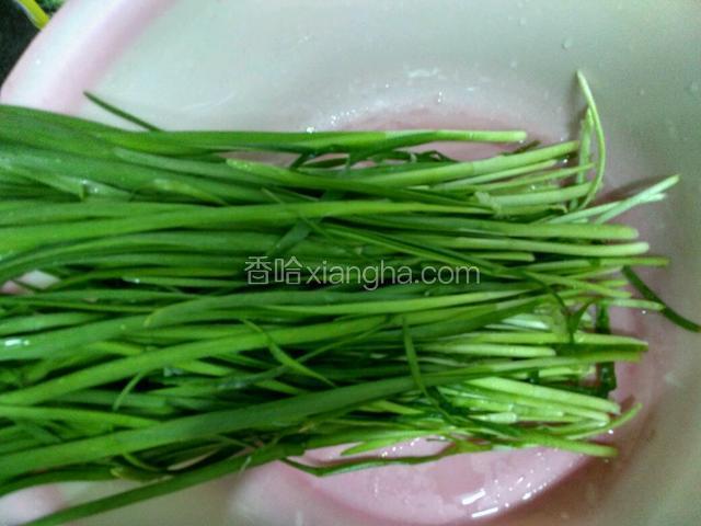 韮菜洗净控水。