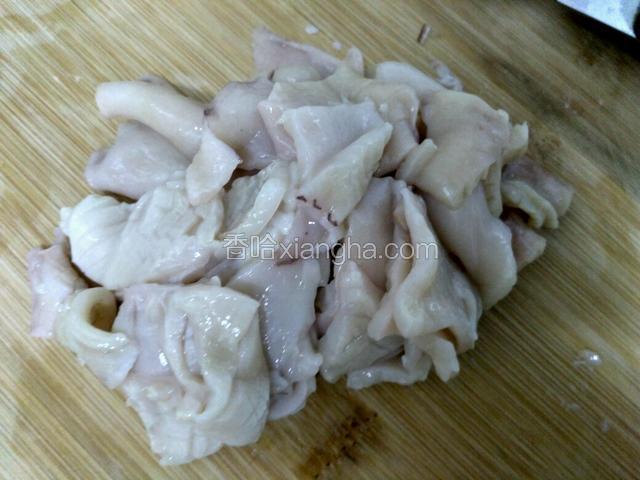 鱼尾也花刀切完分块。全部改完刀。