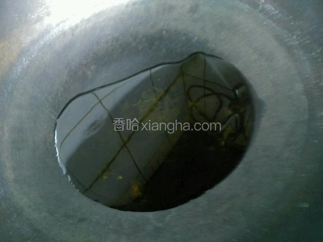 坐锅添油，小火热油。