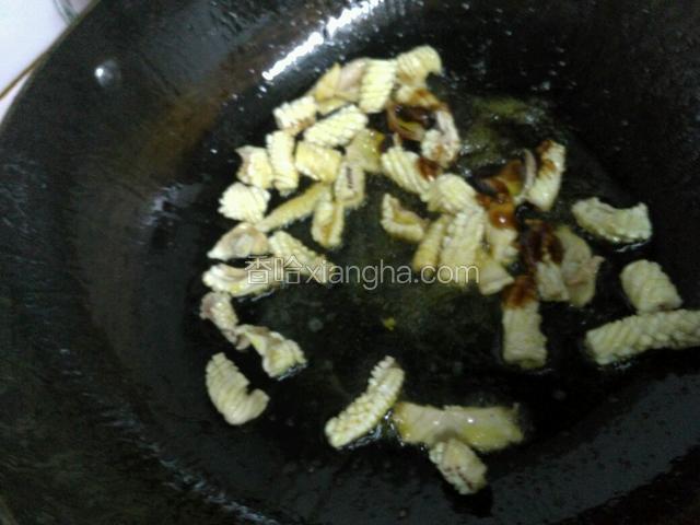 放焯好的鱼卷，大火翻炒均匀，放适量蚝油，继续炒匀。