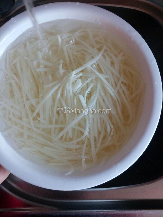 把土豆去皮，用清水洗净刨丝，选择孔大的刨丝片，之后用清水反复多次冲洗，直到水变清为止（洗去土豆中的淀粉）。