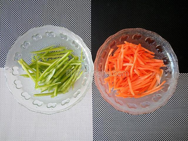 青椒、胡萝卜分别切丝。