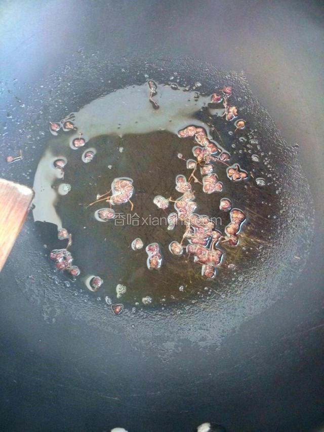 锅中加少许油烧至3成热，放入花椒，慢慢炸待闻到花椒香味时（不要把花椒炸糊）关火，把花椒拣出来。