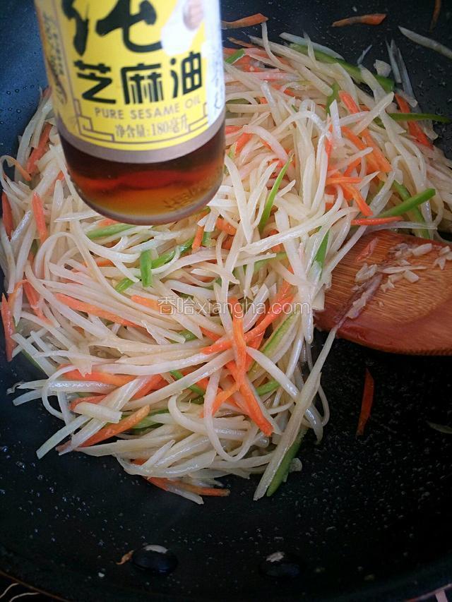 芝麻油（香油）翻炒均匀。