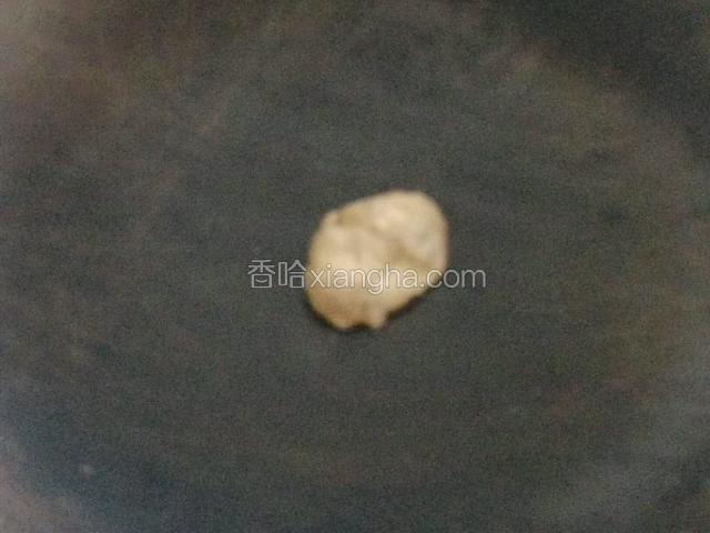 用一块生姜均匀擦拭热油锅锅底，这样的黄鱼在煎炸过程中不容易扒锅，糊底；