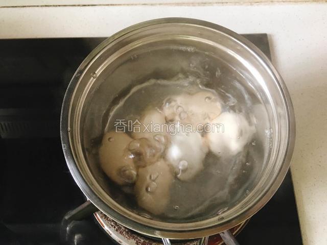 鸡蛋清洗干净后，放入锅中加入半锅冷水煮十分钟。水开后煮六七分钟。