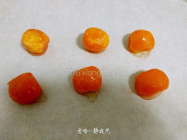 泡好的蛋黄取出，放入烤箱中层，上下管150℃烤10分钟即可