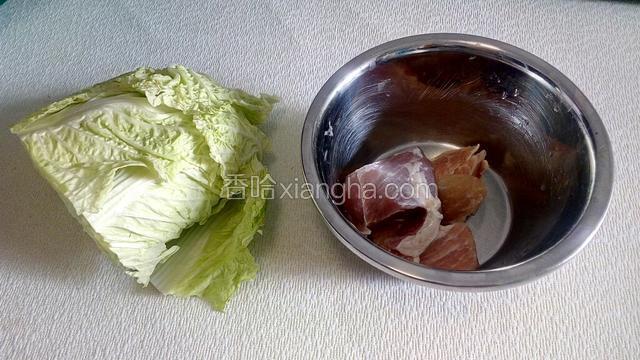 准备食材：半颗白菜（上半部分）、猪瘦肉。