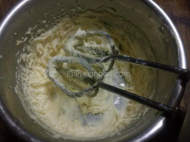 用打蛋器稍微打发至蓬松，发白