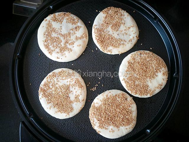 电饼档刷少许油，制作完成的饼子放电饼档或者平底锅煎制两边金黄色即可。