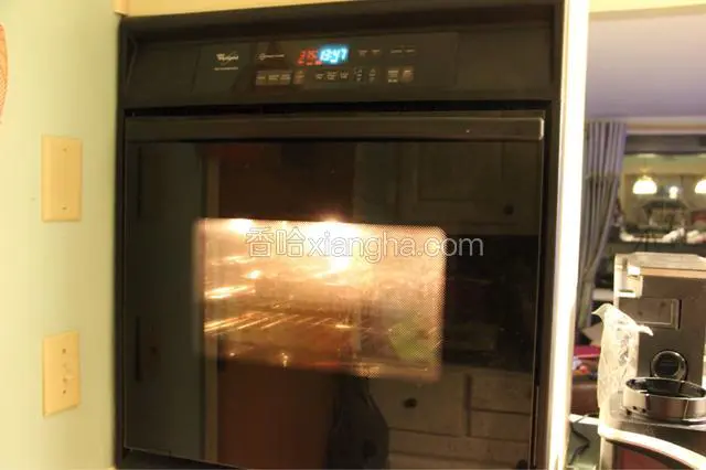 二次发酵完成后，再在表面撒上一层糯米粉作装饰；然后送进已预热375华氏度的烤箱；
