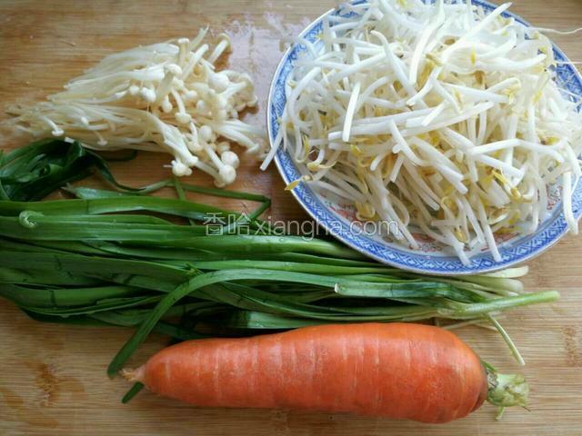 备料：豆芽，韭菜，金针菇，胡萝卜洗净。