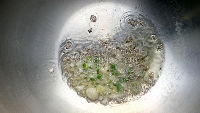 锅内另放少量食用油，烧热后放入葱花和姜末，将锅爆香。