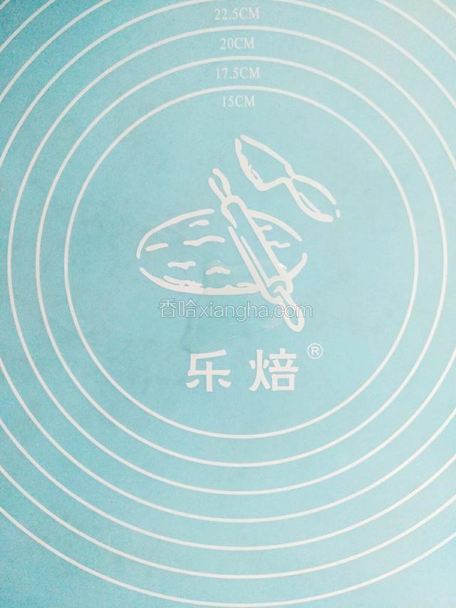 案板上倒少量油，均匀抹在案板上