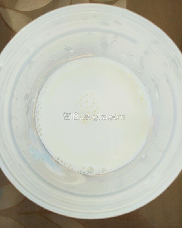 将奶粉用水化开备用