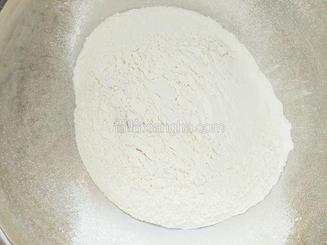 高筋面粉过筛装入盆中