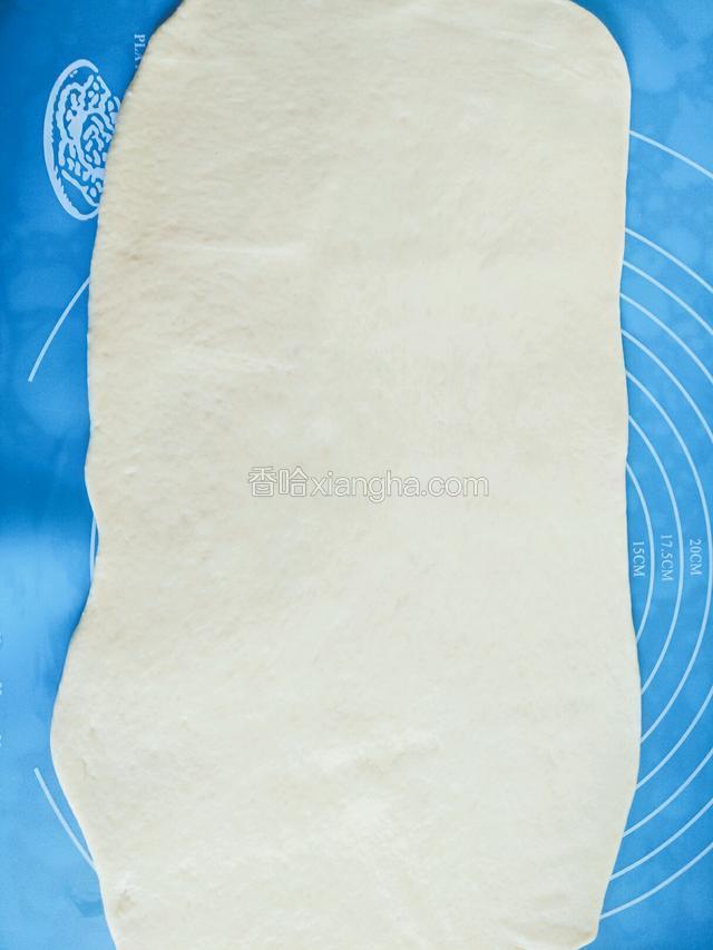将面团擀成长方形