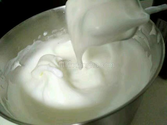 先烤蛋糕片，牛奶加油用手抽打成浑浊状，筛入低粉，拌匀后加入蛋黄抽打均匀，然后提前预热烤箱上下火190度。蛋白滴几滴柠檬汁或白醋，打发蛋白，分三次加入砂糖，打发至鸡尾状。