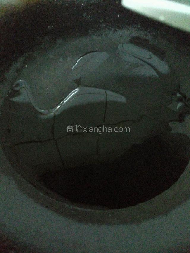 锅添油，小火烧热。