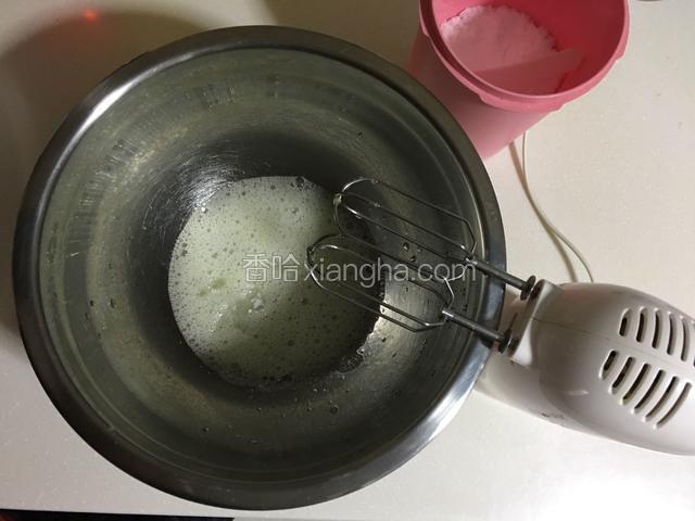 蛋白放入无水无油的盆中，用电动打蛋器低速搅打至鱼眼泡时加入15g白砂糖；