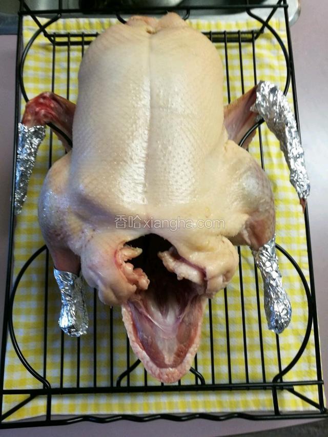 把刷好蜜水的鸭子放到阴凉干燥的地方比如车库或地下室至少一整夜。夏天最好放到冰箱里。但烤前要拿出来风干四个小时。