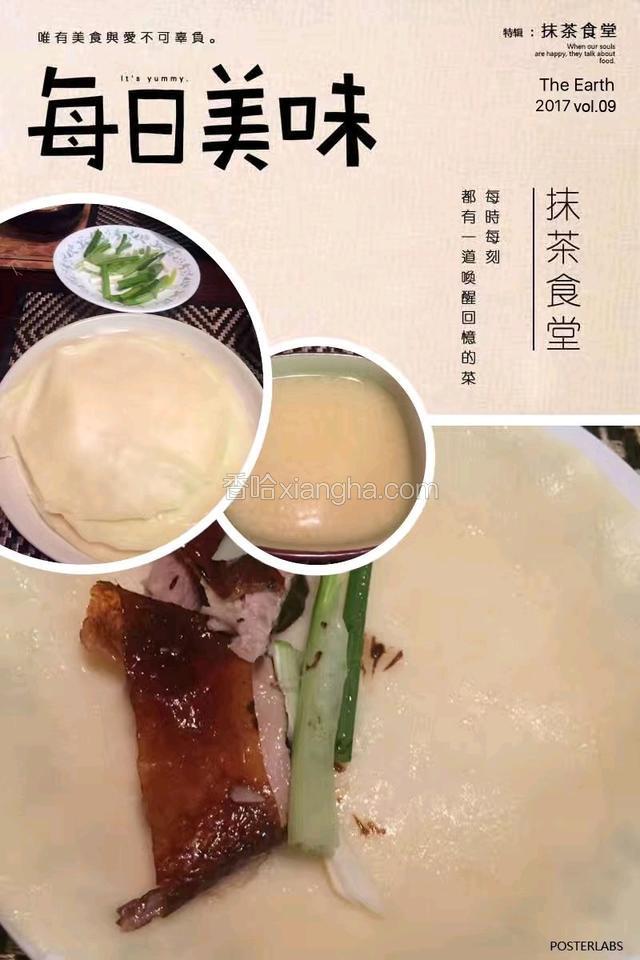 鸭饼的制造方法多样，我是用一斤白面+三勺油+开水200毫升烫面在切成小块圧成薄薄的圆饼，十个一摞一起蒸，饼和饼之间刷一层清油。