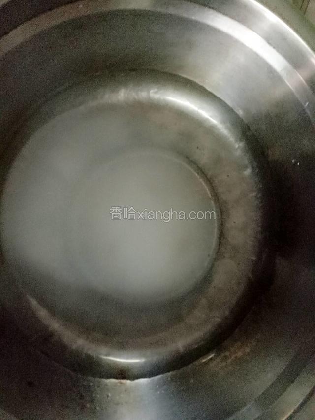 取一个容器，放水220克，加入80克白砂糖，搅拌至砂糖完全融化于水中。