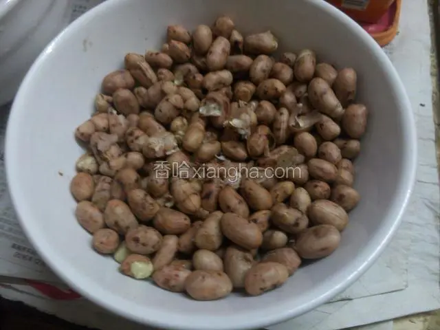 松弛时候做馅料，将花生洗干净，放入铁锅中炒熟