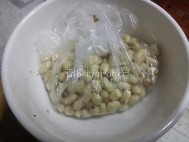 在放入保鲜袋中，用擀面杖擀碎或者是用料理机打碎