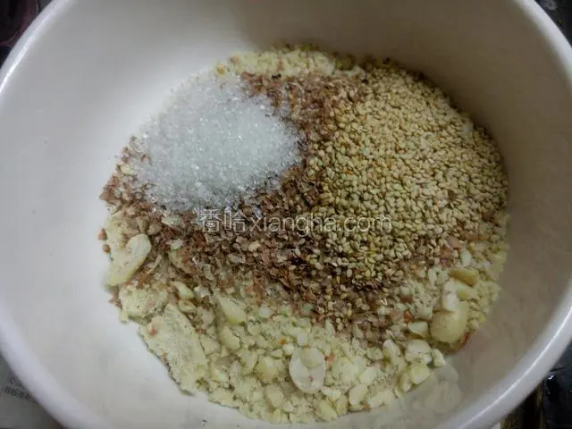 将碗中放入花生碎，芝麻，白糖，搅拌均匀