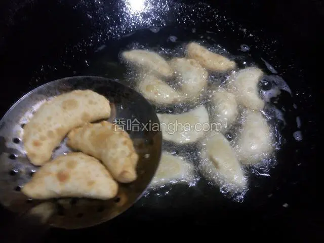 将锅内放入花生油，用筷子插入油中可以冒小泡时放入半成品油角，保持中小火炸制，要注意翻动，不然很容易炸过头