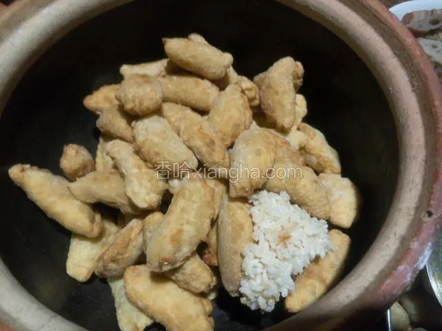 做好的油角放入锅中晾凉