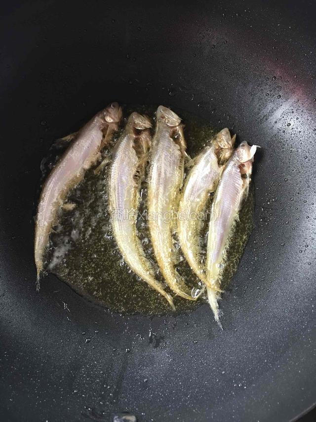 锅烧热放入适量的食用油，油烧制七成热