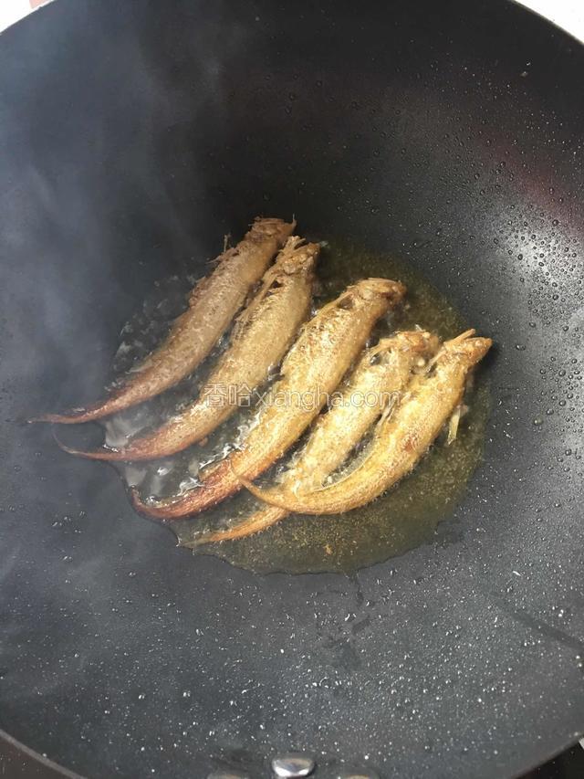 放入刀鱼煎制