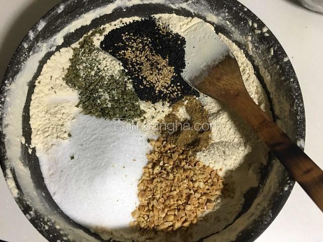 面粉小火炒至微黄色晾凉，加入白砂糖、盐、茴椒粉（茴椒粉就是我用一半花椒和一半小茴香炒香打成粉制成的）、香葱碎、花生碎和芝麻搅拌均匀；