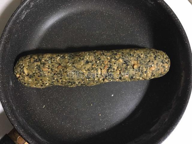 最后加入蛋液和适量的玉米油（我这里用了二个蛋白一个蛋黄，剩下一个蛋黄刷表面用了，玉米油酌情添加，拌成的馅料能捏成团就行），用刮刀拌匀后，用手和合团；