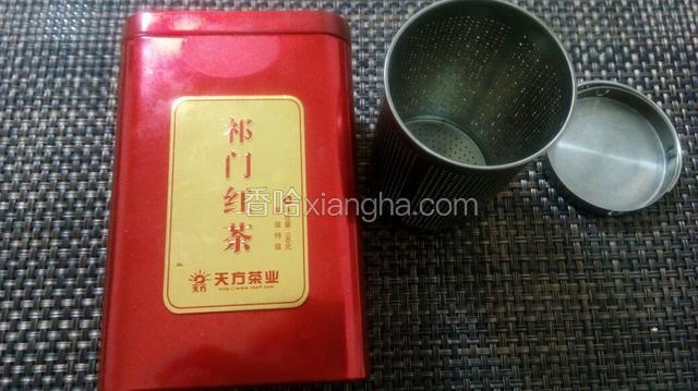 将茶盒控干红茶备用