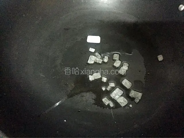 锅中倒入适量油烧热后放入冰糖翻炒至融化，变成焦色