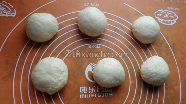 分成六个小面团揉均盖保鲜膜松弛十五分钟！