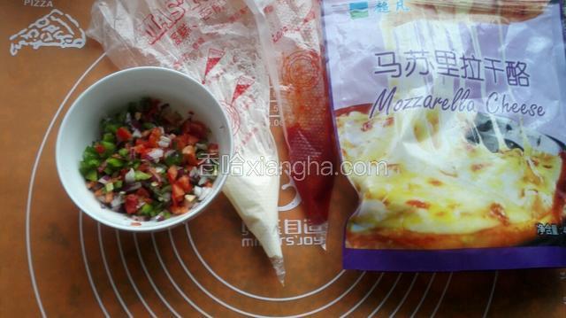 青红椒，葱头切碎，沙拉酱，番茄沙司，马苏里拉奶酪备好！