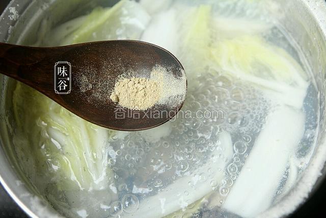 倒入胡椒粉和适量盐煮2分钟。